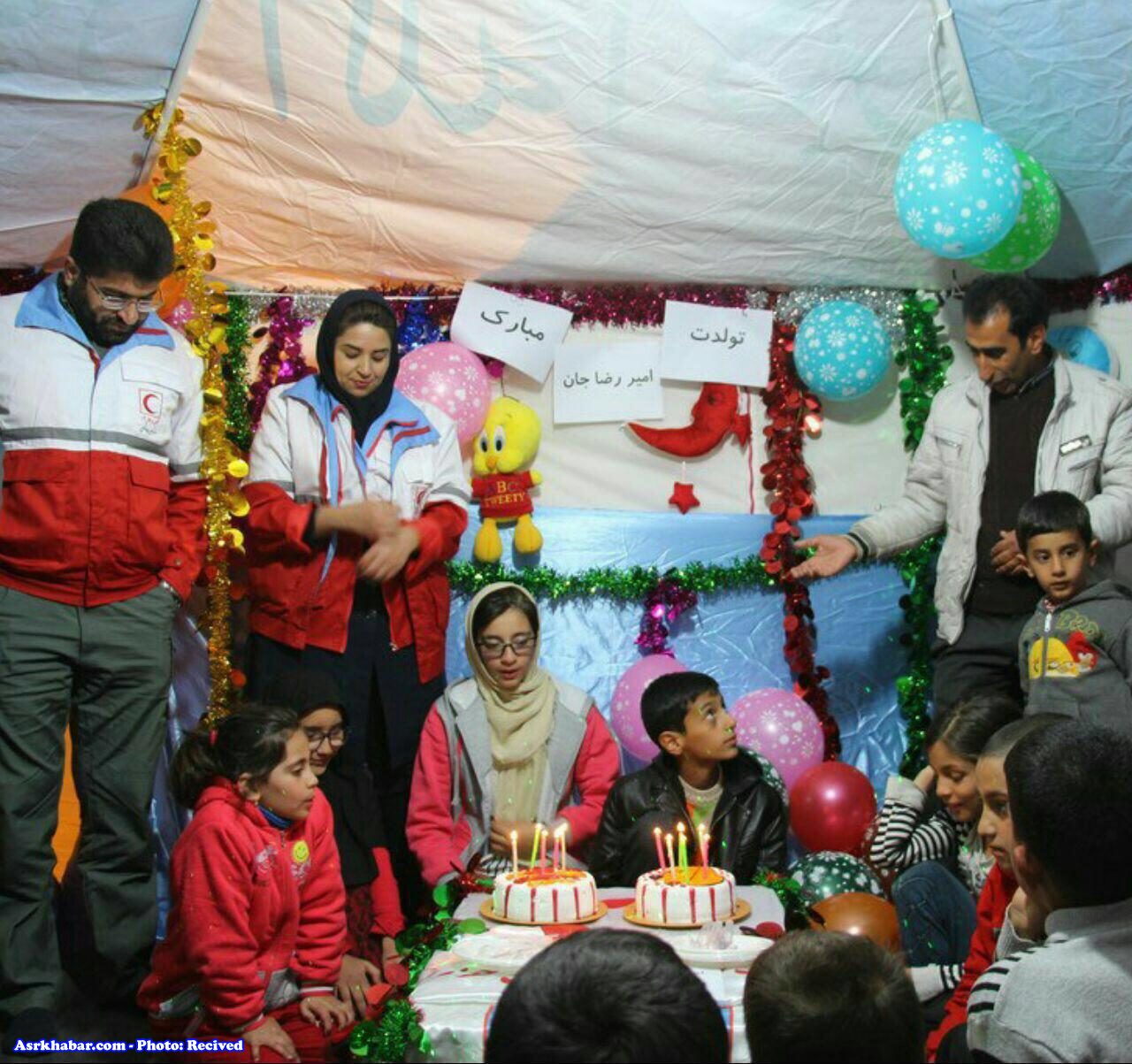برگزاری جشن تولد کودک زلزله زده توسط هلال احمر (عکس)