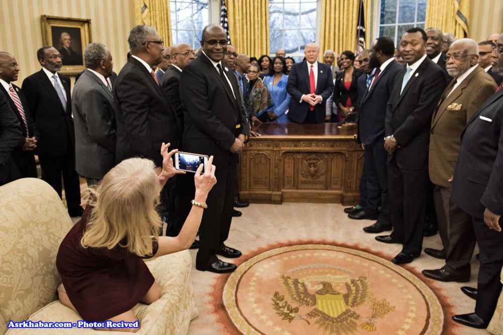 کلیئن کانوی مشاور ارشد رئیس جمهور آمریکا در عکسی در اتاق بیضی کاخ سفید (+عکس)