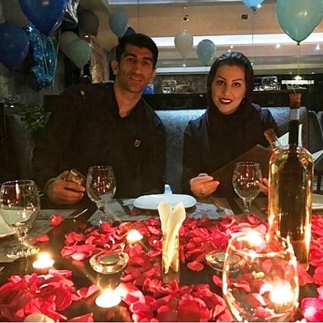 علیرضا بیرانوند در کنار همسرش در رستوران! (+عکس)