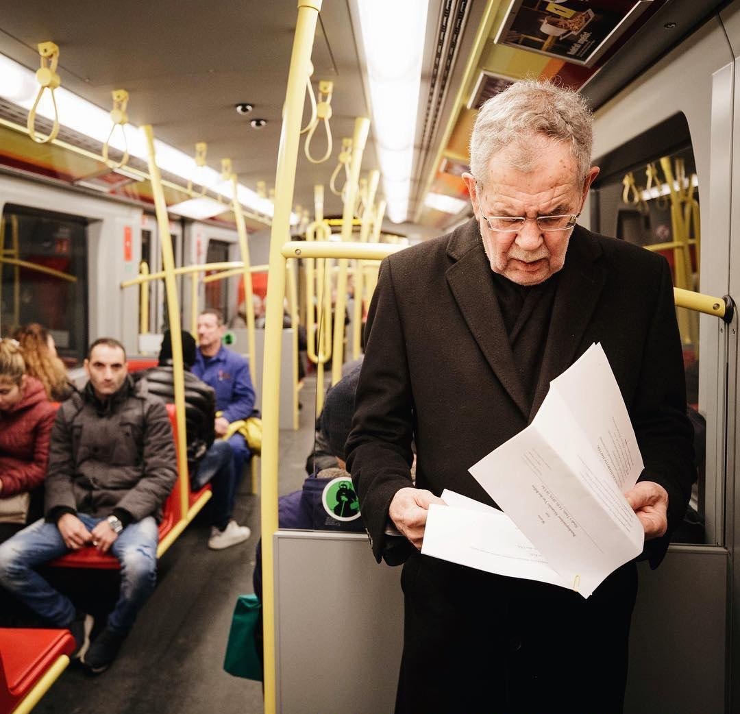 تصویری از رئیس‌جمهور اتریش در مترو (+عکس)