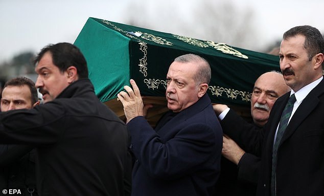 تصویر جالب از اردوغان در تشییع جنازه (+عکس)