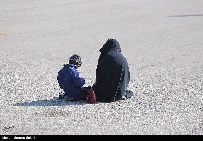 عکسی تکان دهنده از انتظار همسر و فرزند یکی از شهدای عملیات تروریستی زاهدان