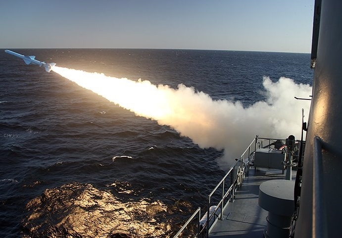 مانور دریایی ایران و شلیک موشک های کروز / تهران می خواهد چه پیامی به ترامپ و دولت های عرب خلیج فارس دهد؟
