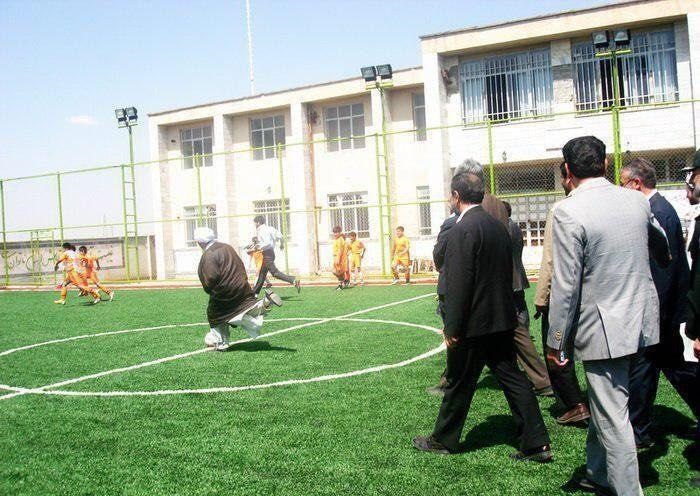 فوتبال بازی کردن یک روحانی با لباس روحانیت!(+عکس)