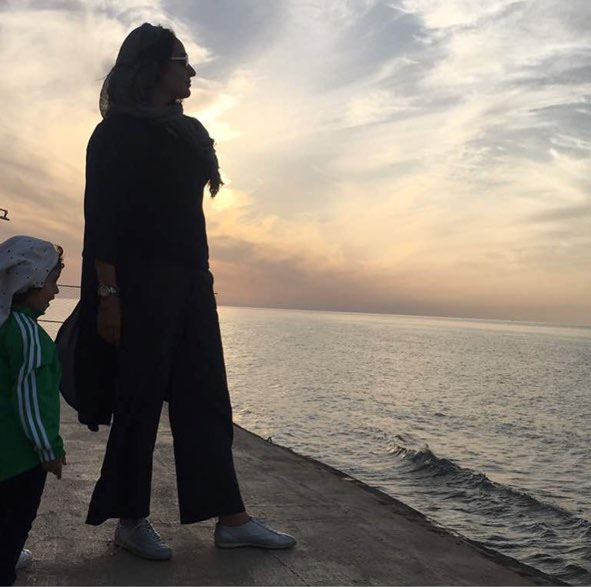 «مهناز افشار» و دخترش لب دریا (+عکس)