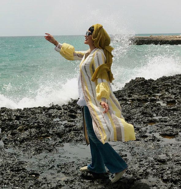پوشش متفاوت «مریم معصومی» در کنار دریا! (+عکس)