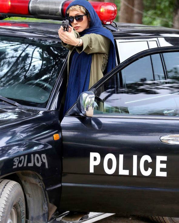 تیپ عجیب خانم بازیگر در ماشین پلیس! (+عکس)