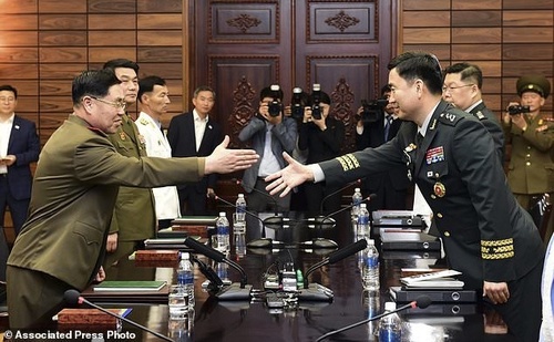 مذاکره نظامیان 2 کره (+عکس)