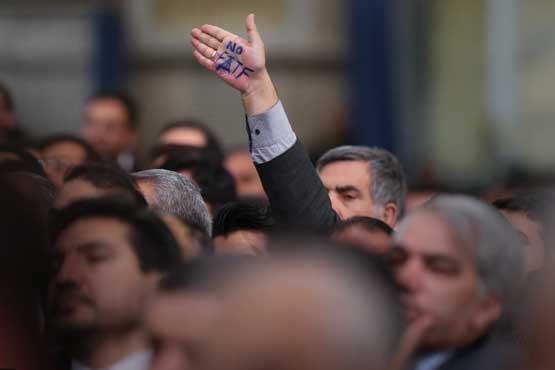 عکسی قابل تامل در دیدار امروز نمایندگان مجلس با رهبر معظم انقلاب