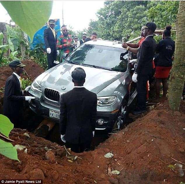 ماشین گران قیمت تابوت پدر نیجریه‌ای شد! (+عکس)