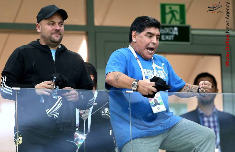 حرکت عجیب مارادونا در بازی دیشب آرژانتین (عكس)