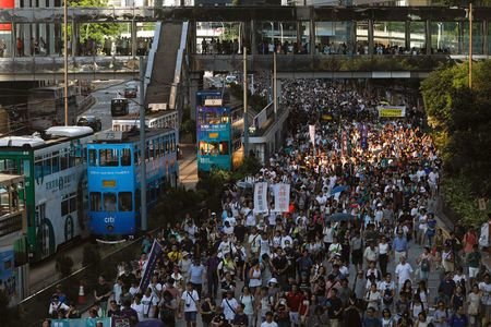راهپیمایی اعتراضی هنگ‌کنگی‌ها علیه پکن، در سالگرد الحاق دوباره به چین