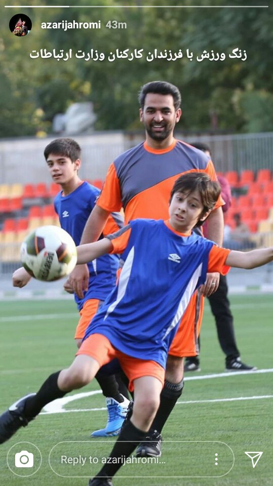 فوتبال بازی کردن وزیر ارتباطات با بچه ها! (+عکس)