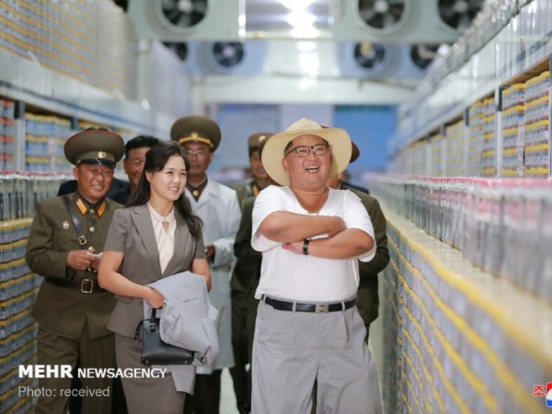 تیپ متفاوت رهبر کره در یک کارخانه‎ تولید ترشی(عكس)