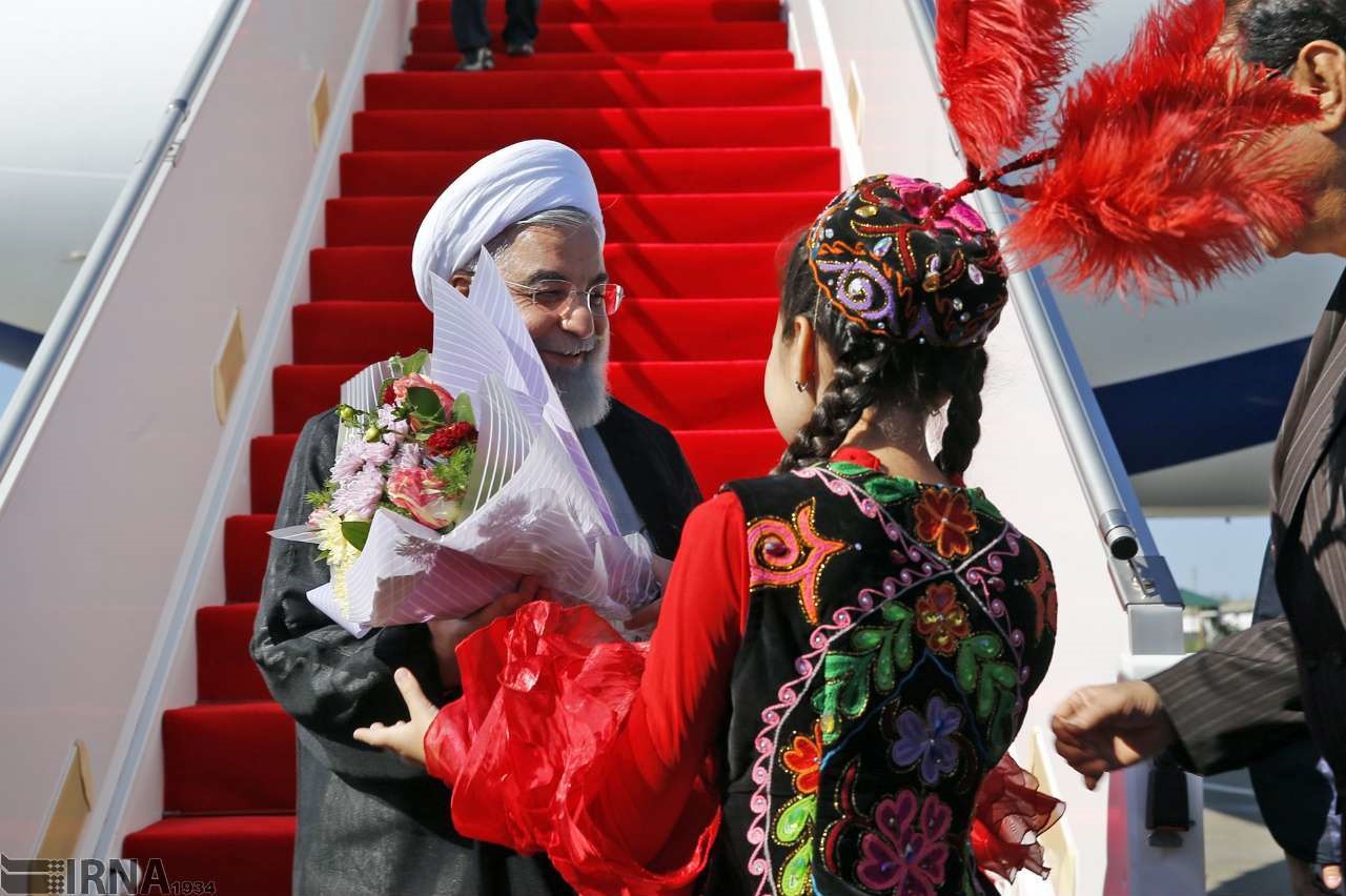 پوشش جالب دختر قزاق در استقبال از روحانی (+عکس)