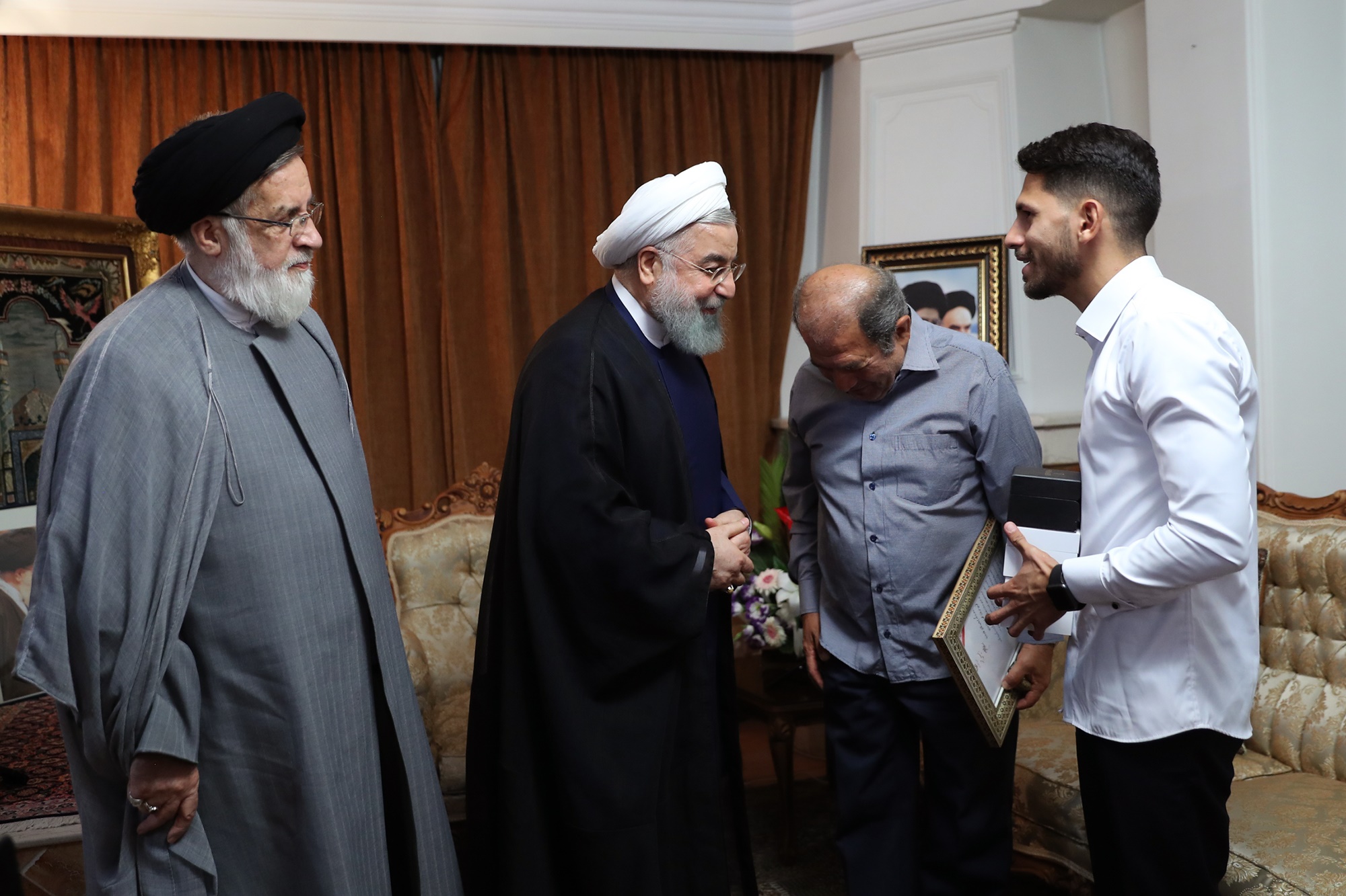 روحانی در منزل یک خلبان (+عکس)