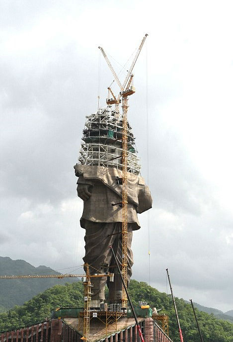 بلندترین مجسمه جهان با ۱۸۲ متر طول در هندوستان (+عکس)