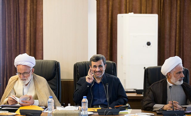دست احمدی‌نژاد به نشان کدام پیروزی بالا آمده؟ (عكس)