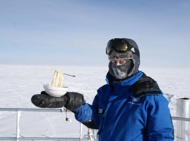 یخ زدن غذای داغ در قطب جنوب (+عکس)