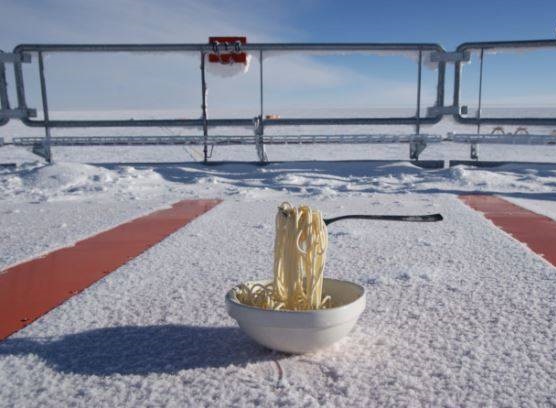 یخ زدن غذای داغ در قطب جنوب (+عکس)