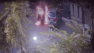خواستگار خودروی دختر مورد علاقه را به آتش کشید (عكس)