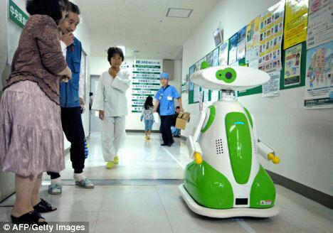 شیفت شب بیمارستان با حضور ربات‌های پرستار (+عکس)