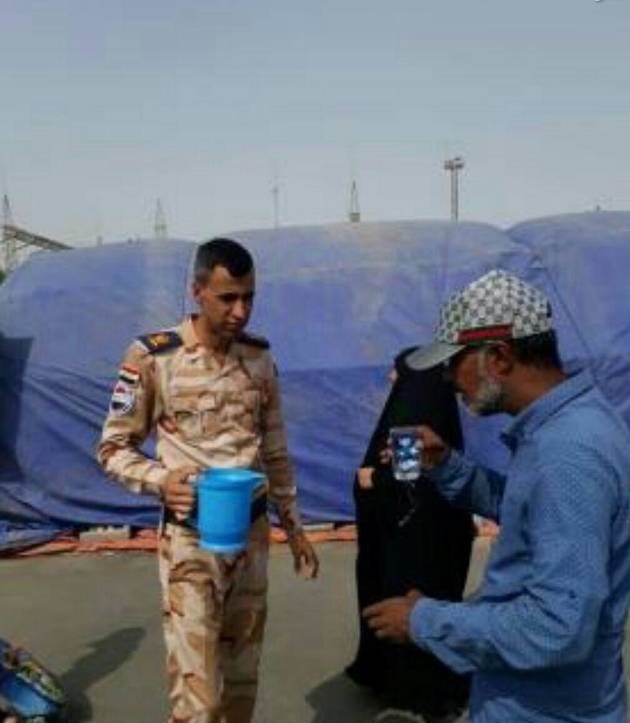 پذیرایی افسر عراقی به زائران (+عکس)