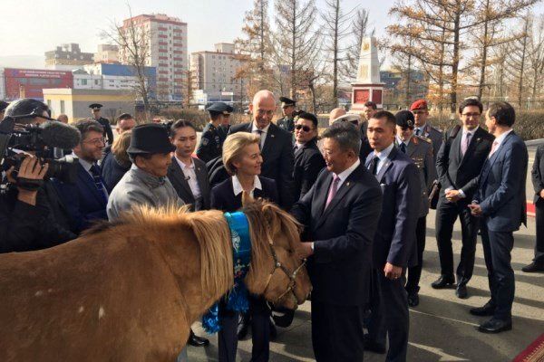 هدیه جالب مقام مغولی به وزیر (+عکس)