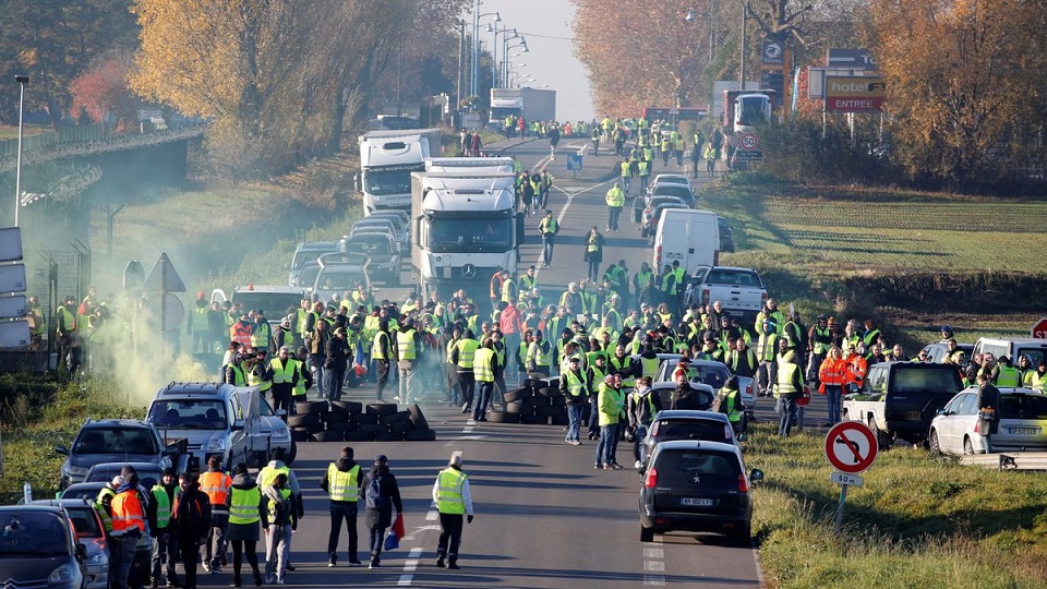 اعتراض ها علیه رئیس جمهور در فرانسه ادامه دارد (+عکس)