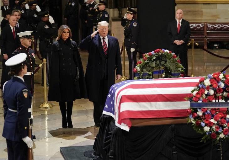 ادای احترام ترامپ به جنازه جرج بوش پدر (+عکس)