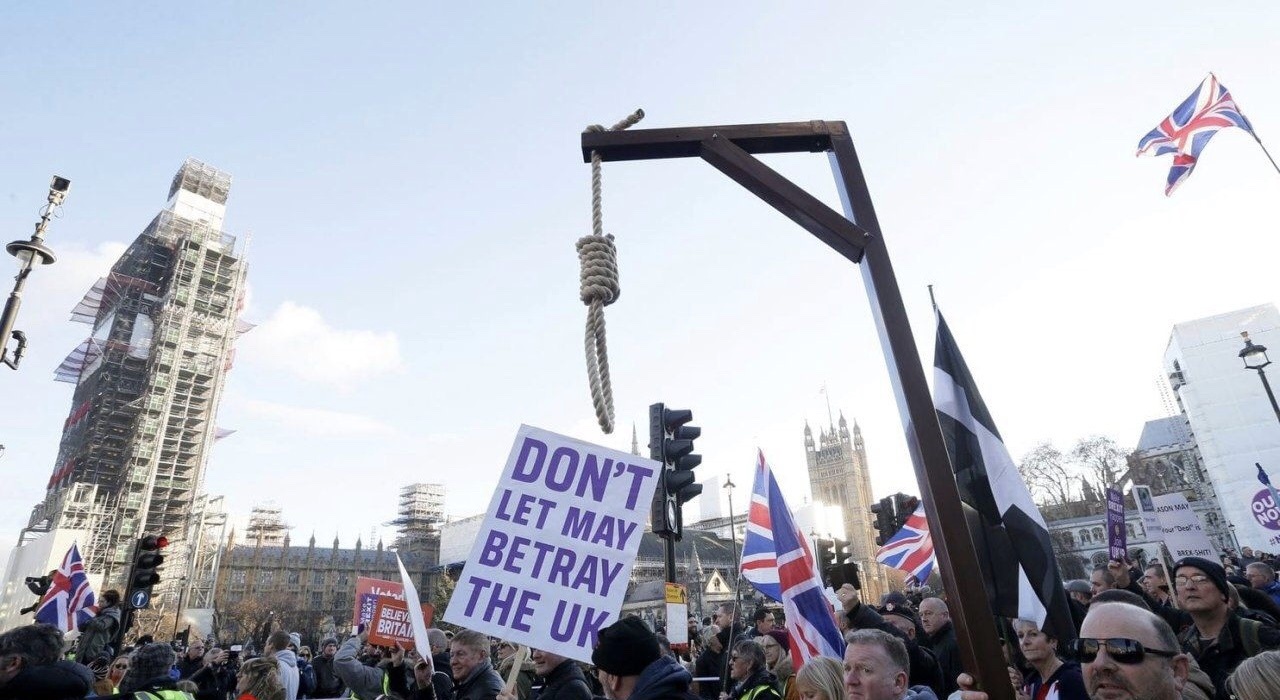 طناب دار نمادین حامیان خروج بریتانیا از اتحادیه اروپا (+عکس)