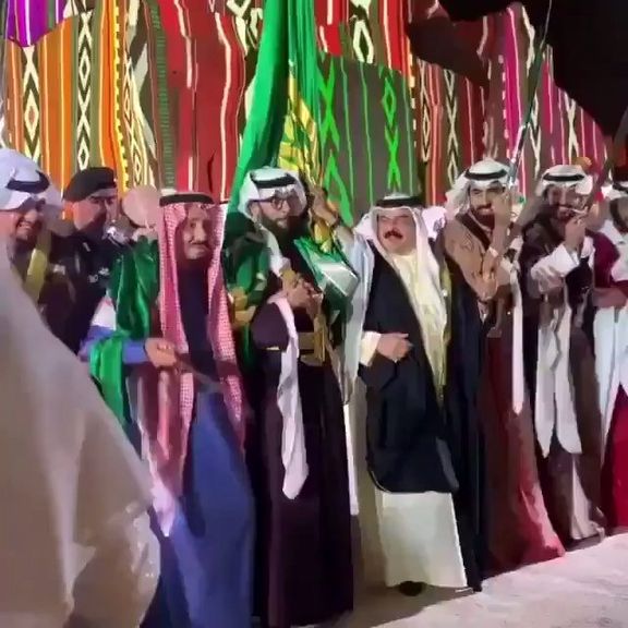 رقص شمشیر ملک سلمان با پادشاه بحرین(+عکس)
