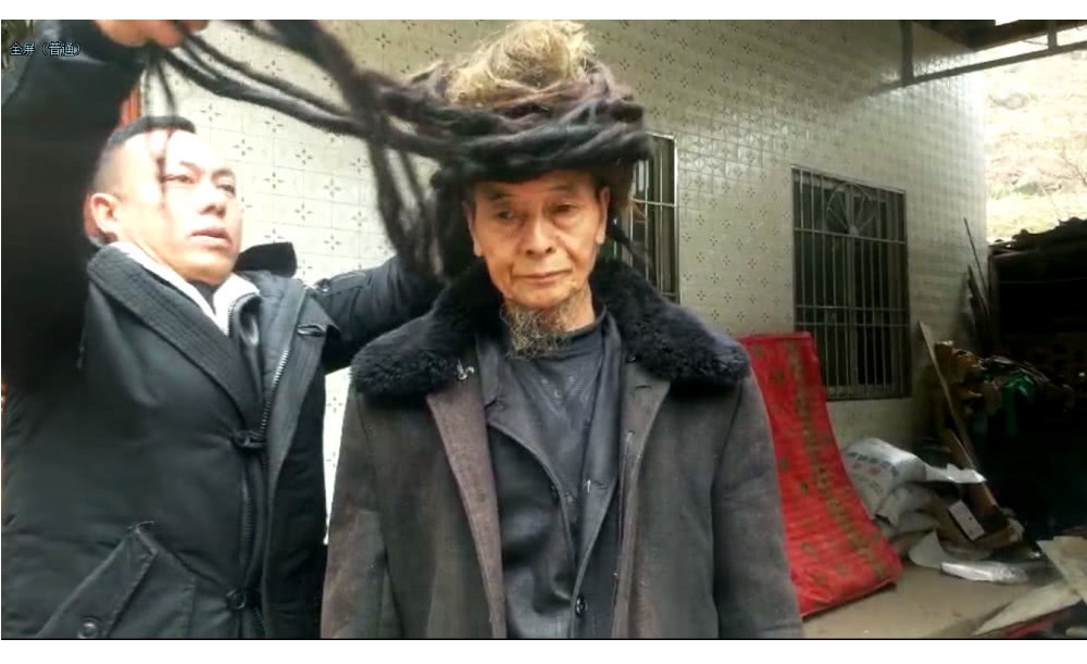 مرد 77 ساله چینی با موهای 5 و نیم متری! (+عکس)