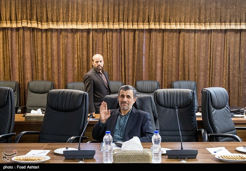 احمدی نژاد و صندلی های خالی مجمع تشخیص مصلحت نظام (+عکس)