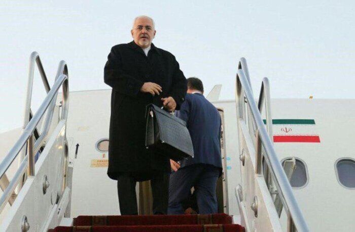 کیف محمد جواد ظریف در هنگام سوار شدن به هواپیما (+عکس)
