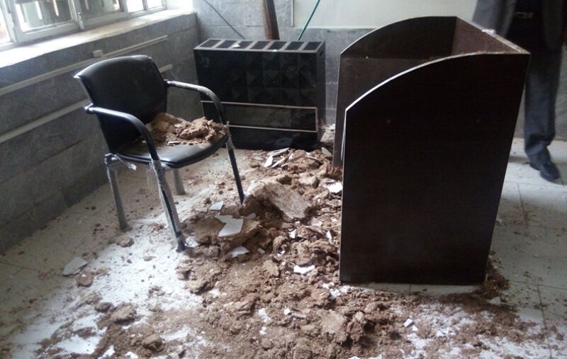 ریزش ناگهانی بخشی از سقف کلاس مدرسه‌ای در یزد (+عکس)