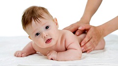 روش صحیح ماساژ پوست کودک با روغن‌های طبیعی