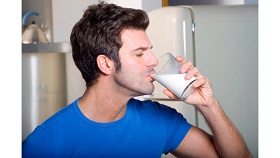 مصرف همزمان شیر با این خوراکی ها ممنوع