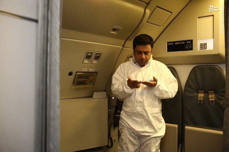 نماز خواندن مشاور وزیر بهداشت در هواپیما (+عکس)