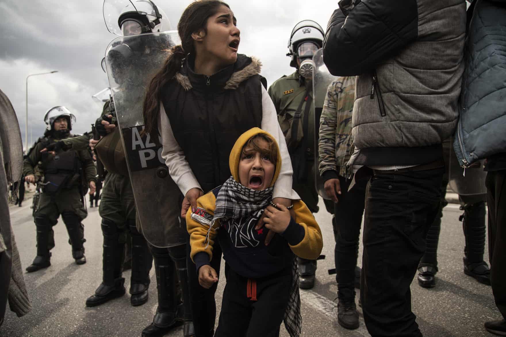 وحشت کودکان پناهجو از پلیس ضد شورش یونان (+عکس)