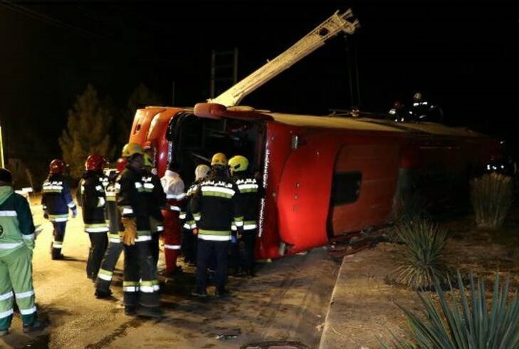 واژگونی مرگبار اتوبوس در اصفهان (+عکس)