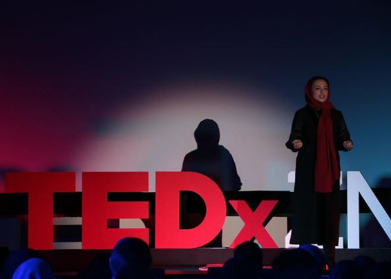 بازیگر زن ایرانی روی استیج برنامه تد تاک (+عکس)