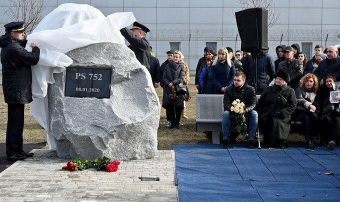 عکس سنگ یادبود قربانیان پرواز 752 هواپیمایی اوکراین در کی‌یف