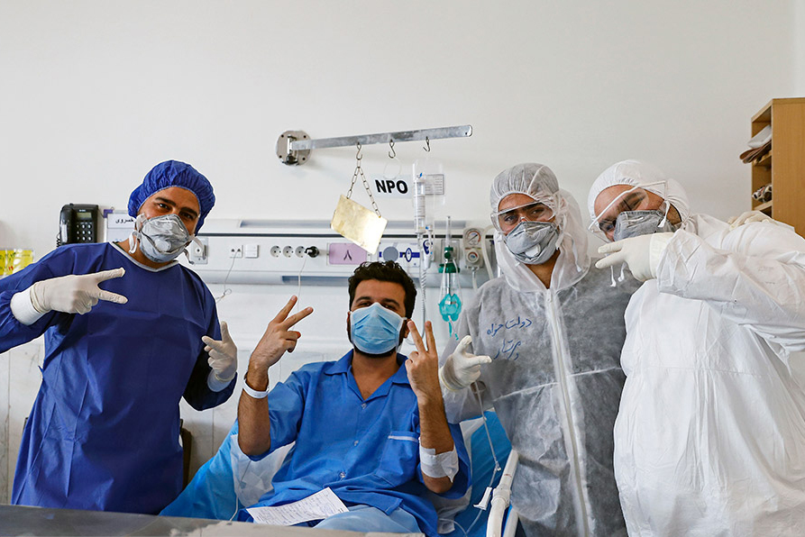 عکس جالب کادر درمان بیمارستان مسیح دانشوری در کنار بیمار کرونایی