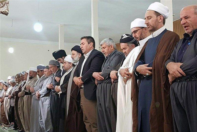 آیت‌الله رئیسی در کنار علمای اهل‌سنت کردستان در نماز جماعت (+عکس)