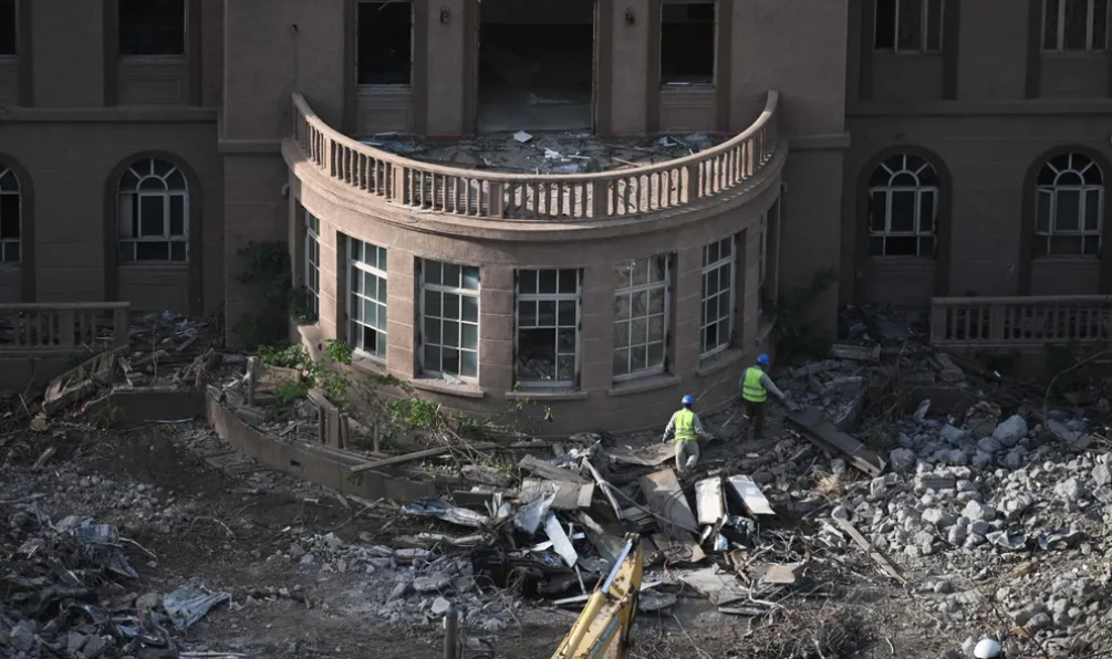 تخریب ساختمان سفارت سابق آمریکا در پکن (+عکس)