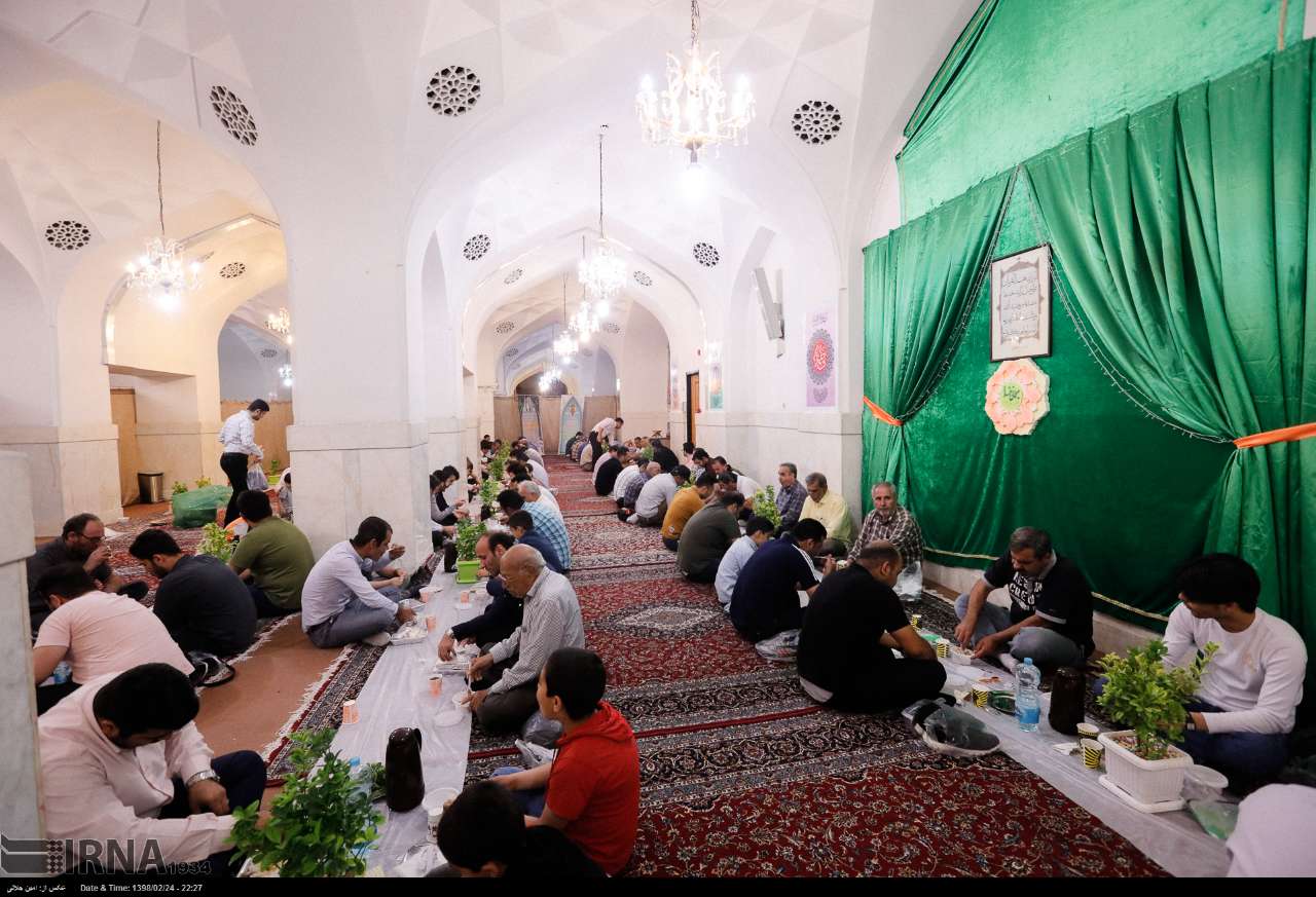 افطار در حرم حضرت عبدالعظیم حسنی (+عکس)
