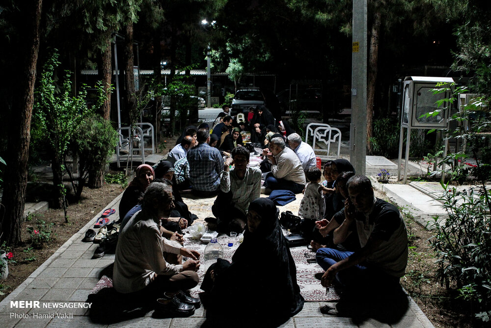 مراسم افطاری در بهشت زهرا (+عکس)