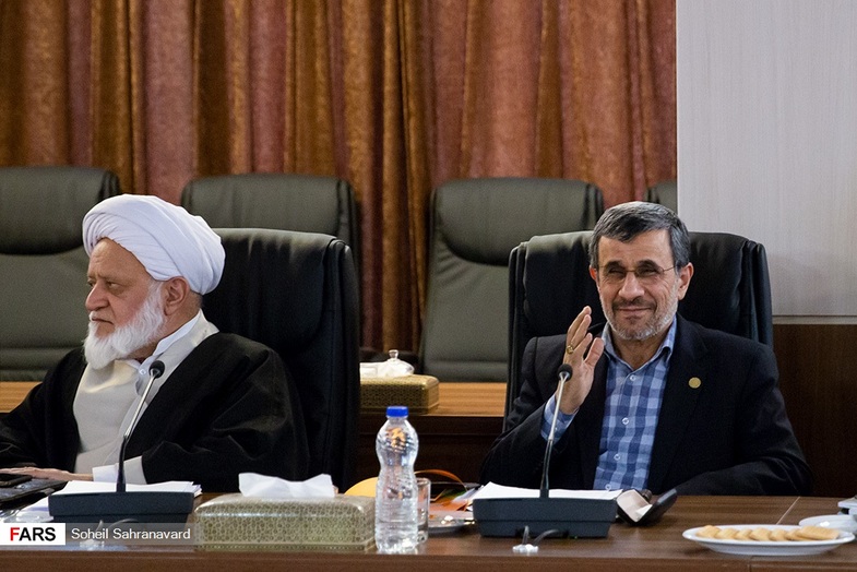 حرکات جالب احمدی نژاد در جلسه مجمع تشخیص مصلحت!(+عکس)