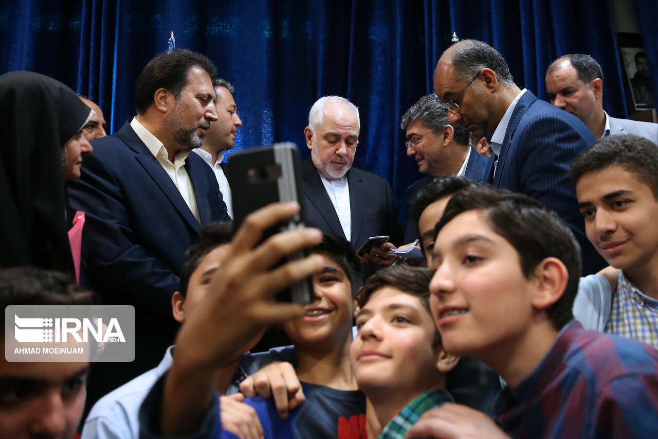 سلفی دانش آموزان با وزیر امور خارجه (+عکس)